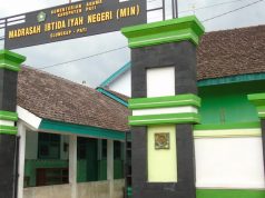Guru dan Karyawan MIN 1 Pati Memperingati Hari Kebangkitan Nasional dengan Menyanyikan Lagu Indonesia Raya
