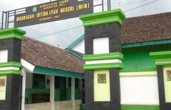 Guru dan Karyawan MIN 1 Pati Memperingati Hari Kebangkitan Nasional dengan Menyanyikan Lagu Indonesia Raya