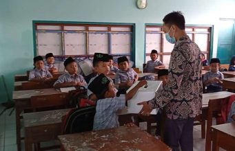 Ratusan Siswa dan Siswi MIN 1 Pati Galang Dana untuk Korban Gunung Semeru Foto : Pengumpulan penggalangan dana erupsi semeru